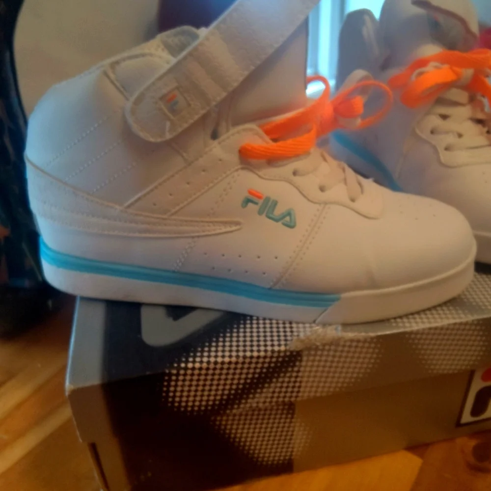 Fila sneakers, kids 6,white, baby blue, and fluorescent orange - Picture 2 of 4